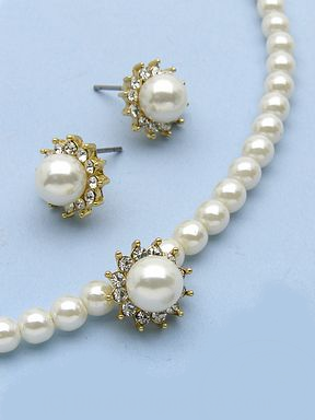  Choker set with 5mm and 8mm pearls in gold.