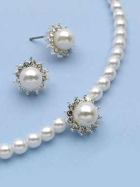  Choker set with 5mm and 8mm pearls in silver.