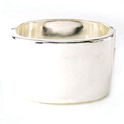 8199 $25 This  is WHITE ass platinum high polished 1.5inW spring hinged and a stunning piece to have on spring loaded tension OWNER's must have